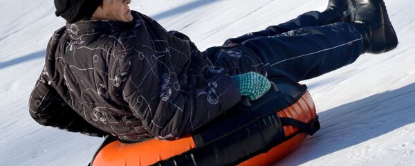 Пенсіянерка каціцца з горкі - Sputnik Беларусь