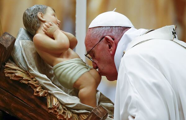 Папа Римский Франциск целует статую младенца Иисуса - Sputnik Беларусь