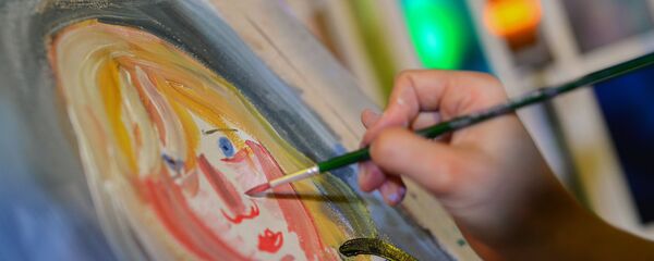 Художник пишет портрет девочки - Sputnik Беларусь