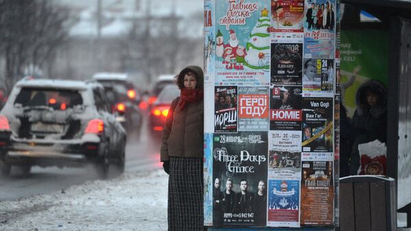 Женщина на автобусной остановке в Минске - Sputnik Беларусь