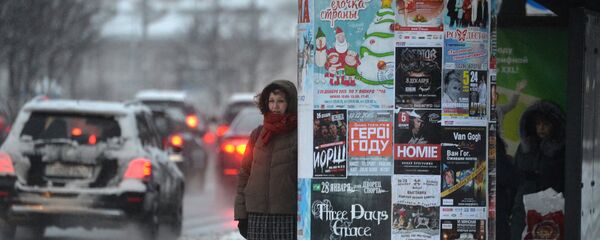 Женщина на автобусной остановке в Минске - Sputnik Беларусь