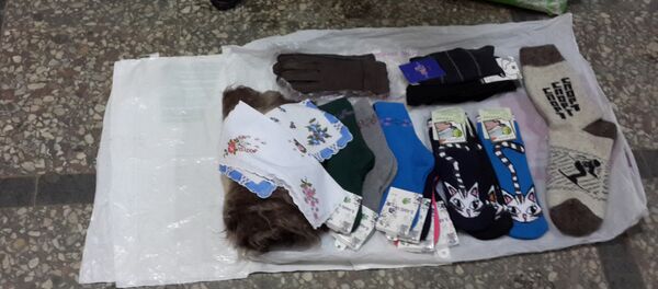 Торговля в переходе на площади Якуба Коласа Торговля в переходе на площади Якуба Коласа - Sputnik Беларусь