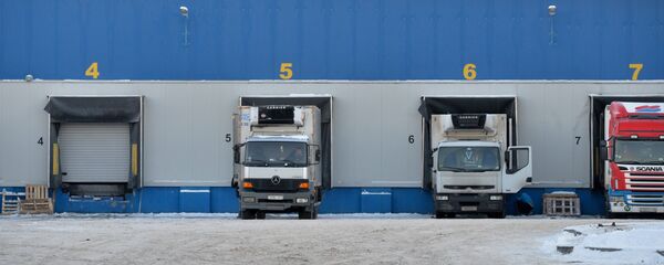 Разгрузка машин в логистическом центре - Sputnik Беларусь