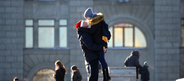 Молодые люди на Октябрьской площади - Sputnik Беларусь