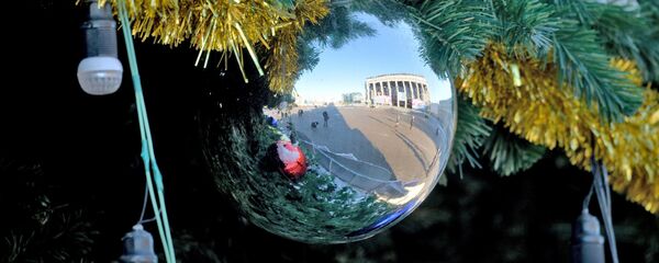 Октябрьская площадь - в отражении новогоднего шара - Sputnik Беларусь