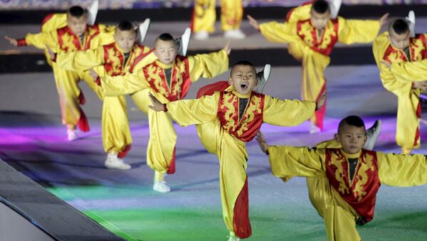 Китайские дети выступают на сцене - Sputnik Беларусь