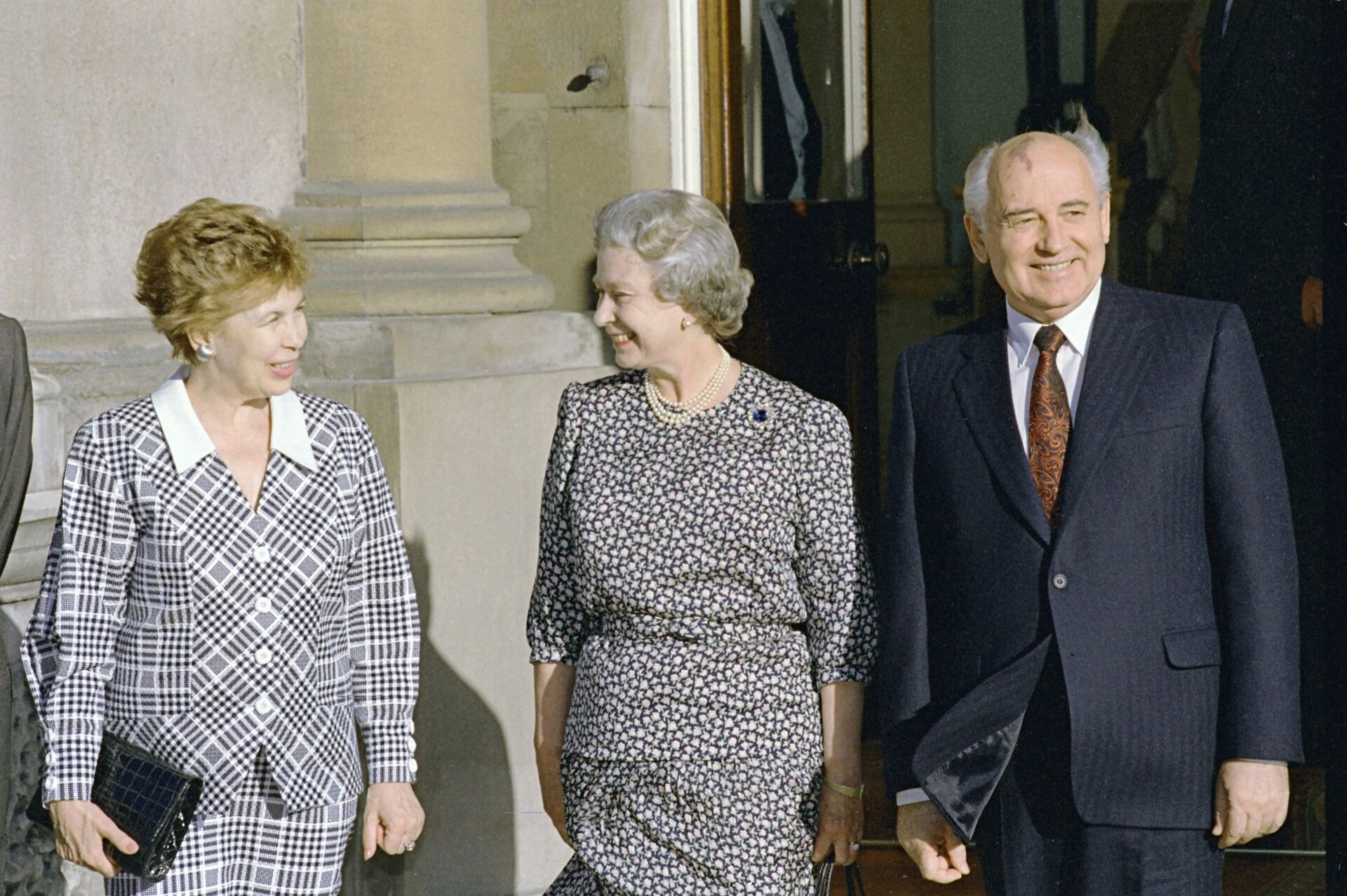 Президент СССР Михаил Горбачев и его супруга Раиса Горбачева (слева) нанесли визит королеве Великобритании Елизавете II - Sputnik Беларусь, 1920, 28.12.2021