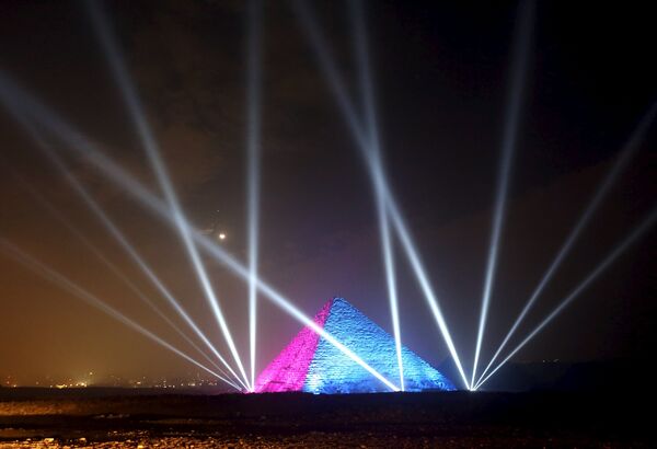 Египтяне празднуют Новый год возле пирамид на окраине Каира - Sputnik Беларусь