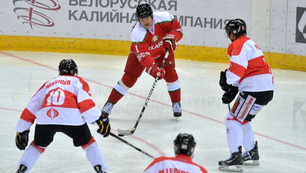 Президент Беларуси Александр Лукашенко в матче против команды Швейцарии - Sputnik Беларусь