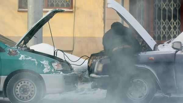 Водитель заводит свой автомобиль Водитель заводит свой автомобиль - Sputnik Беларусь