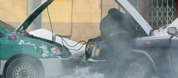 Водитель заводит свой автомобиль Водитель заводит свой автомобиль - Sputnik Беларусь