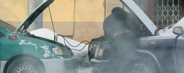 Водитель заводит свой автомобиль  - Sputnik Беларусь