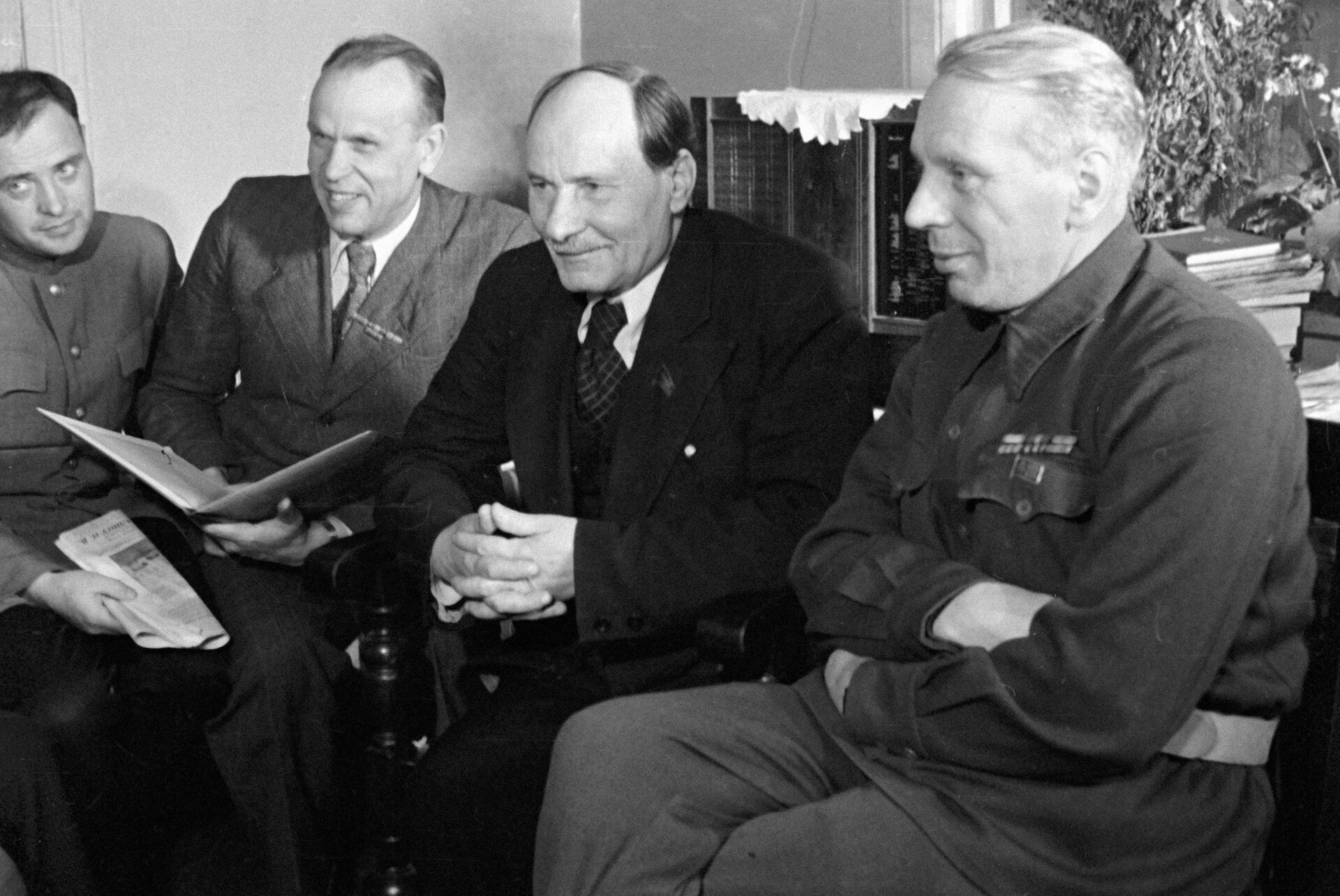 Белорусские писатели (справа налево) : Михась Линьков, Якуб Колас, Кондрат Крапива и Павел Ковалев - Sputnik Беларусь, 1920, 03.03.2023