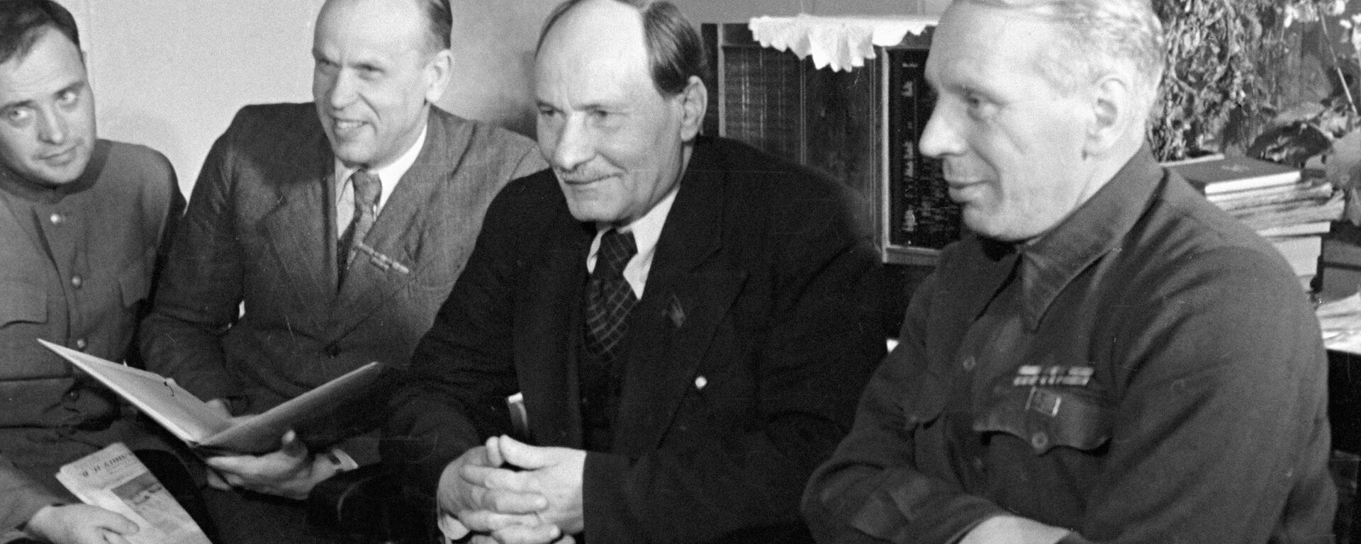 Белорусские писатели (справа налево) : Михась Линьков, Якуб Колас, Кондрат Крапива и Павел Ковалев - Sputnik Беларусь, 1920, 20.10.2021