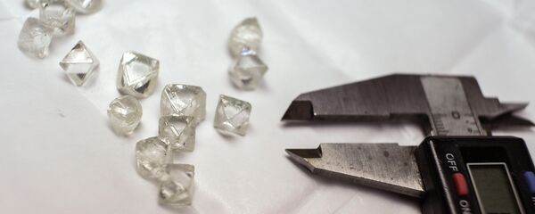 Алмазы перед разметкой на заводе по производству бриллиантов - Sputnik Беларусь