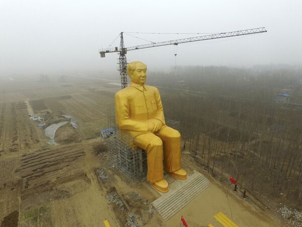 Новая статуя Мао Цзэдуна, покрытая золотом, в провинции Хэнань - Sputnik Беларусь