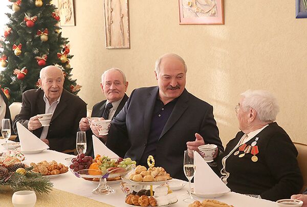 Александр Лукашенко во время посещения городского дома-интерната для ветеранов войны и труда Cвітанак - Sputnik Беларусь
