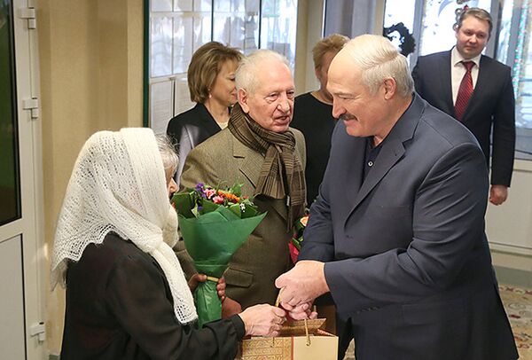 Президент Беларуси Александр Лукашенко во время посещения городского дома-интерната для ветеранов войны и труда Світанак - Sputnik Беларусь