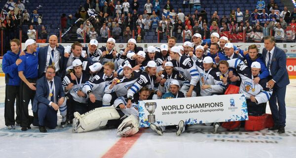 Игроки сборной Финляндии с золотыми медалями молодежного чемпионата мира по хоккею 2016 года в Финляндии - Sputnik Беларусь