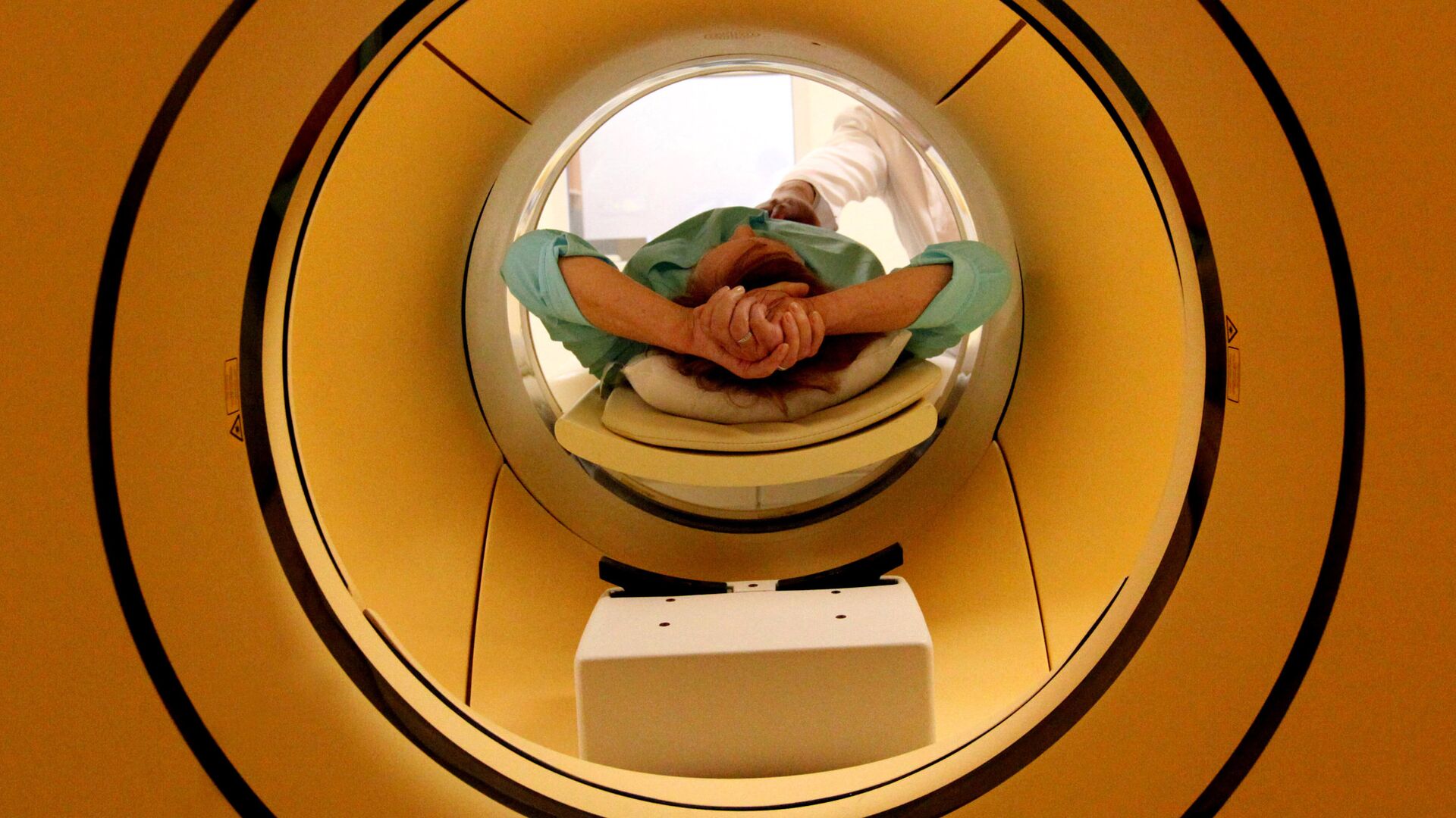 Пациент во время обследования c помощью совмещенного позитронно-эмиссионного и комьютерного томографа - Sputnik Беларусь, 1920, 22.05.2023