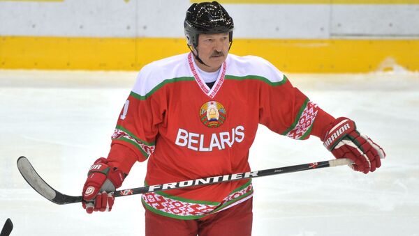 Президент Беларуси Александр Лукашенко на Рождественском турнире по хоккею в Минске - Sputnik Беларусь