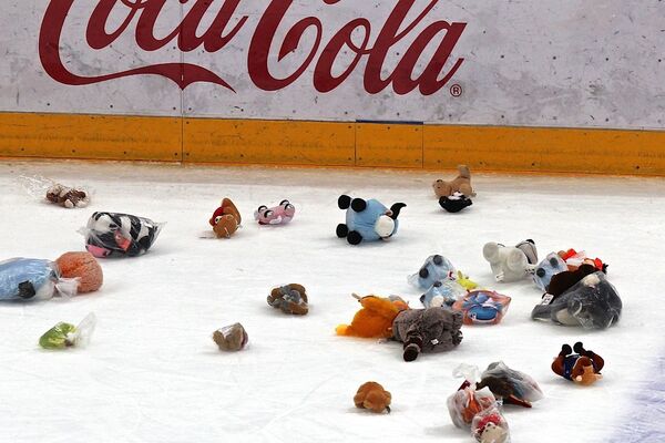 Мягкие игрушки от болельщиков Динамо полетели на лед после первого периода: почти 12 тысяч зрители устроили так называемый зубролет - Sputnik Беларусь