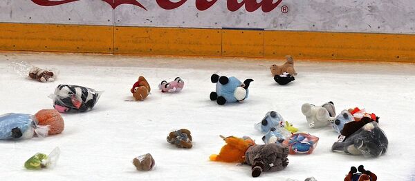 Мягкие игрушки от болельщиков Динамо полетели на лед после первого периода: почти 12 тысяч зрители устроили так называемый зубролет Мягкие игрушки от болельщиков Динамо полетели на лед после первого периода: почти 12 тысяч зрители устроили так называемый зубролет - Sputnik Беларусь