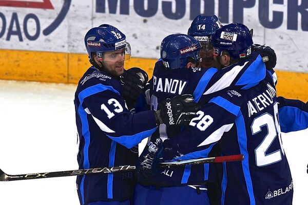 Партнеры по команде поздравляют Евгения Лисовца с первой шайбой в сезоне  - Sputnik Беларусь