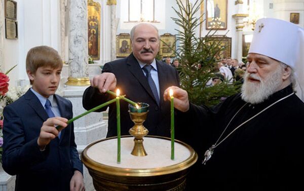 Александр Лукашенко с сыном Николаев в храме в Минске - Sputnik Беларусь