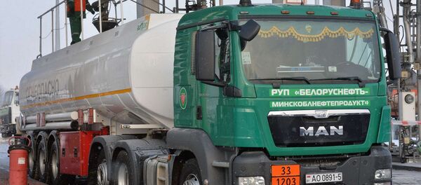 Топливо с резервуаров сливают в автомобили, которые доставляют его на АЗС Топливо с резервуаров сливают в автомобили, которые доставляют его на АЗС - Sputnik Беларусь