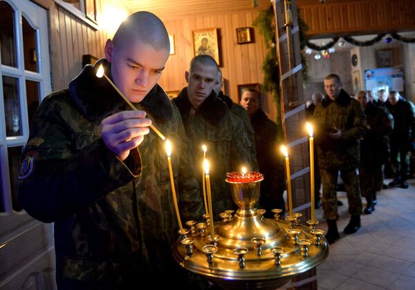 Военнослужащие ставят свечи в храме Великомученика Пантелеимона - Sputnik Беларусь