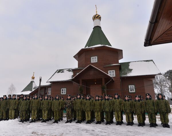 Бойцы спецназа перед началом Рождественской службы  - Sputnik Беларусь
