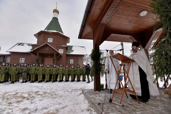 Протоирей Александр Яцкевич проводит богослужение для военнослужащих внутренних войск возле полкового храма Великомученика Пантелеимона - Sputnik Беларусь