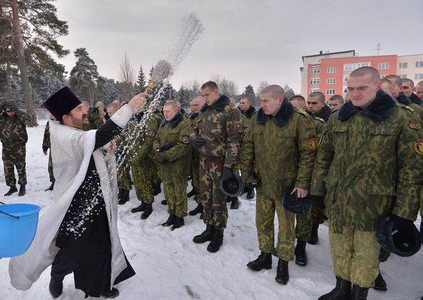 Протоирей Александр Яцкевич окропляет святой водой военнослужащих - Sputnik Беларусь