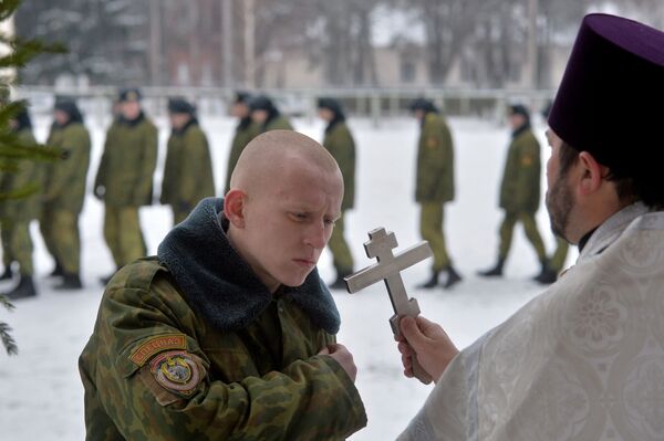 Белорусские спецназовцы целуют крест в руках протоирея Александра Яцкевича после Рождественской службы в полковом храме Великомученика Пантелеимона - Sputnik Беларусь