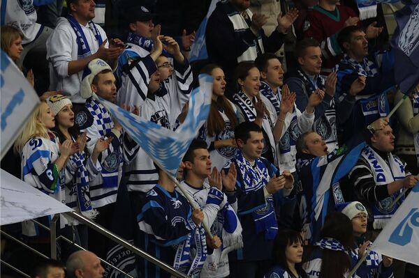 Поддержать бело-синих в пятницу пришел 14001 болельщик - Sputnik Беларусь