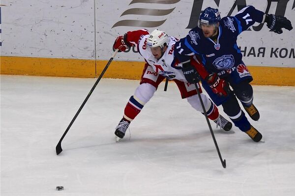 Герой матча Александр Павлович (слева) в борьбе с нападающим Локомотива Александром Локтионовым   - Sputnik Беларусь