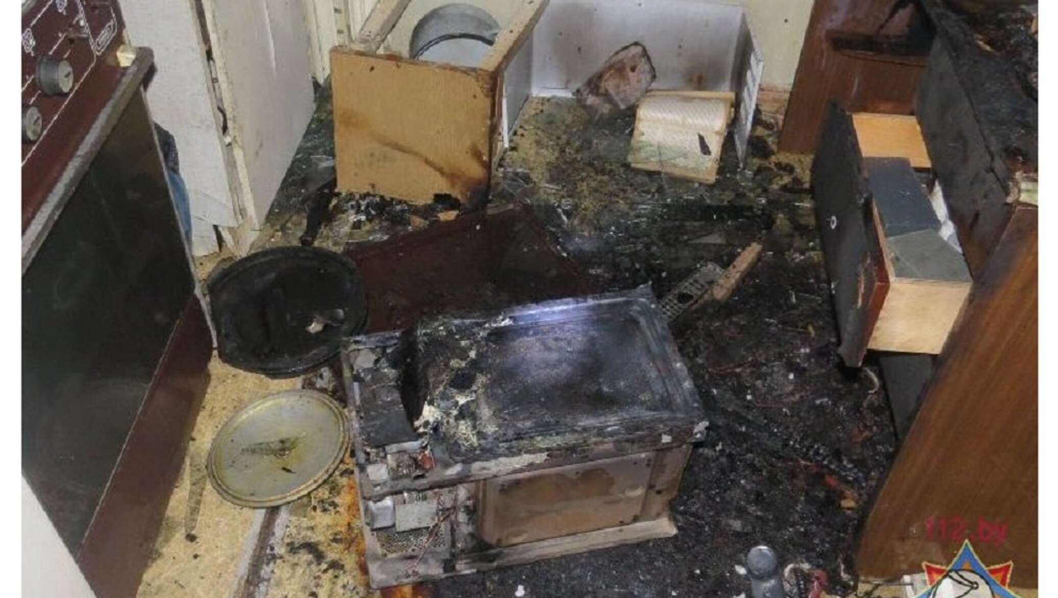 Взорванная микроволновка. Яйцо в микроволновке. Взорвалась дверка микроволновки. Взорвалась микроволновка почему. Взорвалась микроволновка почему.