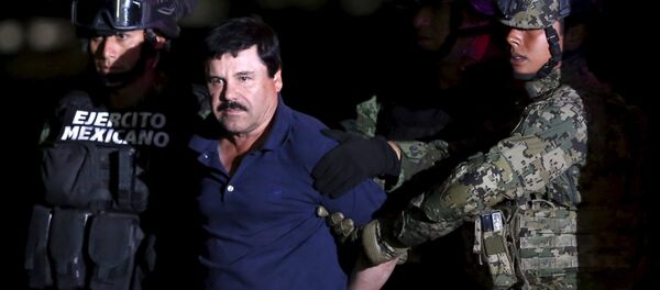 Хоакин Гусман Лоэра в сопровождении морских пехотинцев - Sputnik Беларусь