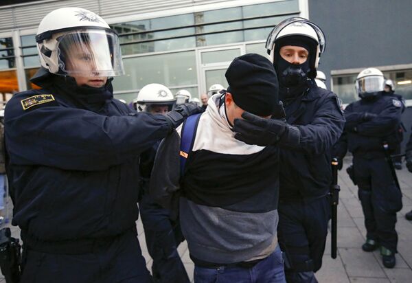 Милиция задержала сторонника анти-иммиграционного правого движения во время марша протеста в ответ на массовые нападения на женщин - Sputnik Беларусь