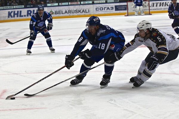 Форвард ХК Динамо-Минск Джонатан Чичу (слева) в борьбе с защитником Сочи Клейем Уилсоном - Sputnik Беларусь