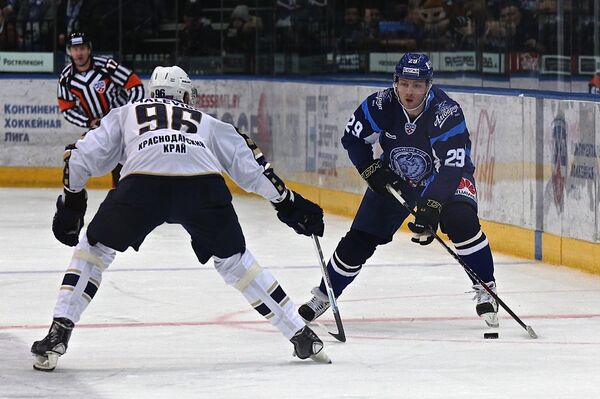 Для Константина Кольцова первая шайба в ворота Сочи стала 100-й в КХЛ и чемпионатах России, а оформленный дубль - первым в КХЛовской карьере - Sputnik Беларусь