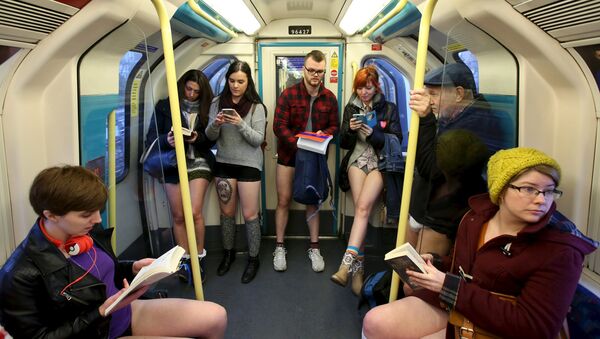 В метро без штанов - флешмоб в Лондоне - Sputnik Беларусь