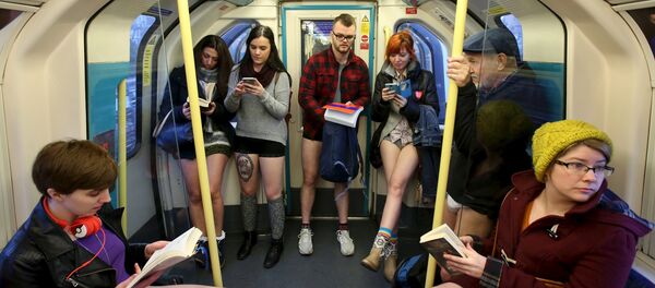 В метро без штанов - флешмоб в Лондоне - Sputnik Беларусь