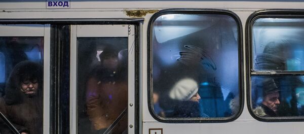 Пассажиры в салоне автобуса. - Sputnik Беларусь