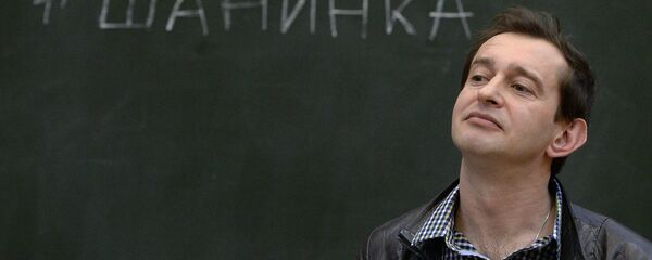 Константин Хабенский читает текст диктанта во время проведения акции Тотальный диктант в Московской высшей школе социальных и экономических наук - Sputnik Беларусь