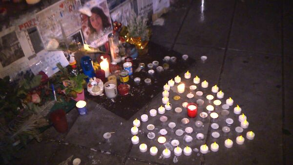 СПУТНИК_Парижане выложили сердце из свечей в память о жертвах терактов 2015 года - Sputnik Беларусь