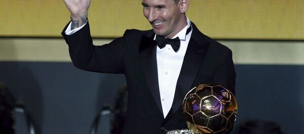 Аргентинский нападающий Лионель Месси с Золотым мячом - Sputnik Беларусь