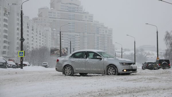 Автомобиль на заснеженной улице Минска - Sputnik Беларусь