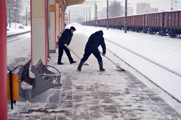 Работники БелЖД расчищают снег на станции - Sputnik Беларусь